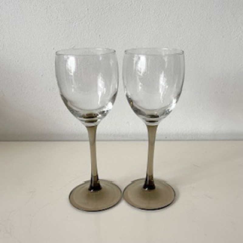 2 Wijnglazen met bruine voet